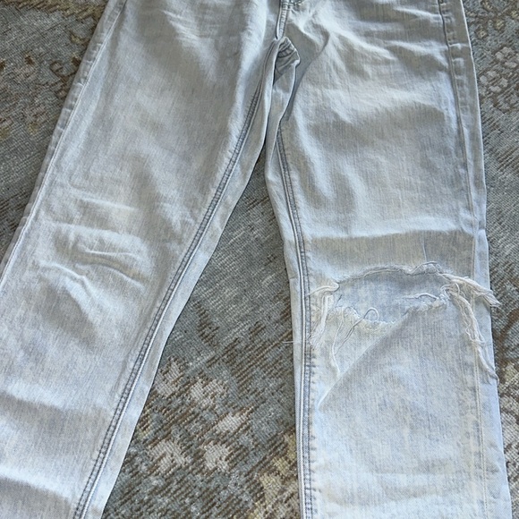 American Eagle mom Jean light blue ripped 😇size 2 - Picture 2 of 8